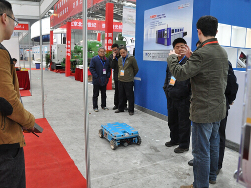 米兰手机网页版登录入口参加2015中国西部国际装备制造业博览会-技术人员向观众讲解产品-2.jpg